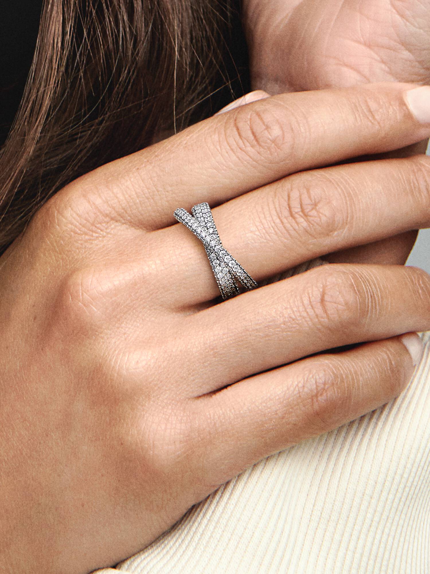 Anillo Doble Banda Cruzada en Pavé