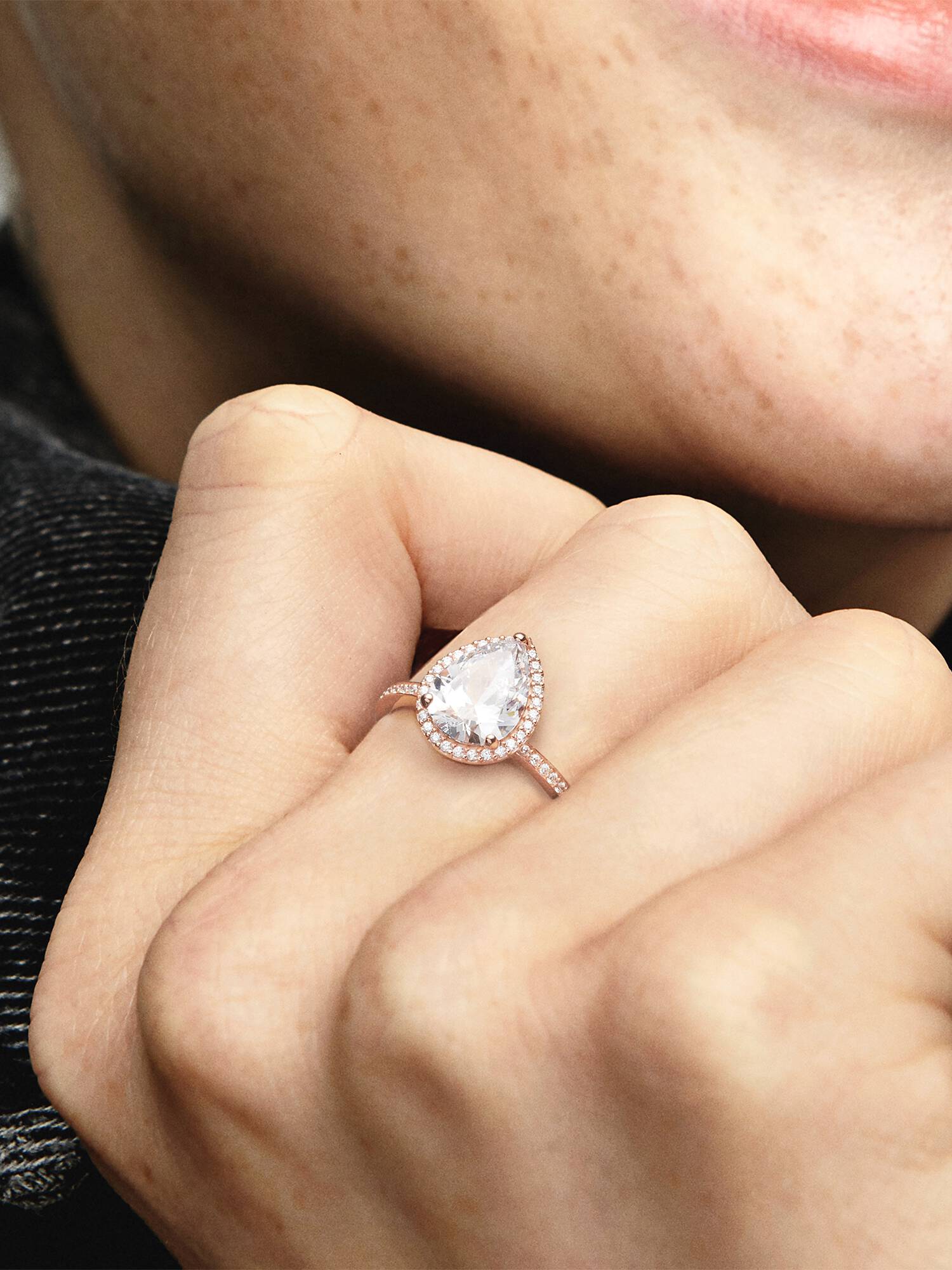 Anillo Halo de Lágrima Brillante