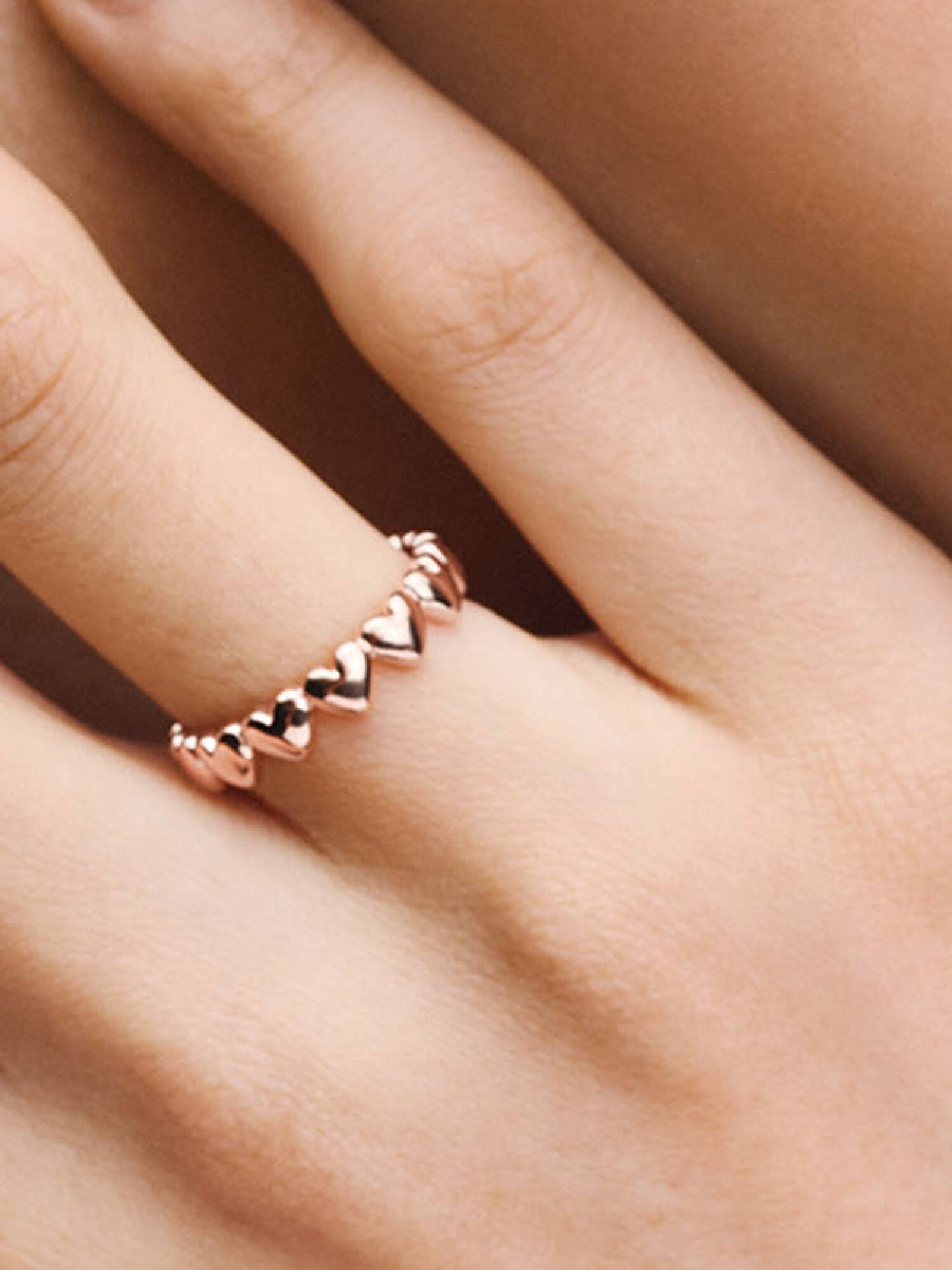 Anillo Fila de Corazones