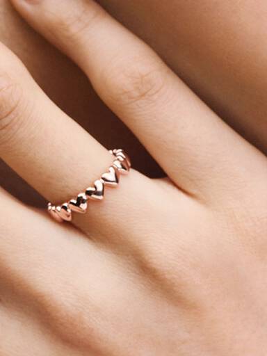 Anillo Fila de Corazones