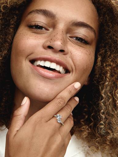 Anillo con un recubrimiento de oro de 14k Corazón Doble Brillante