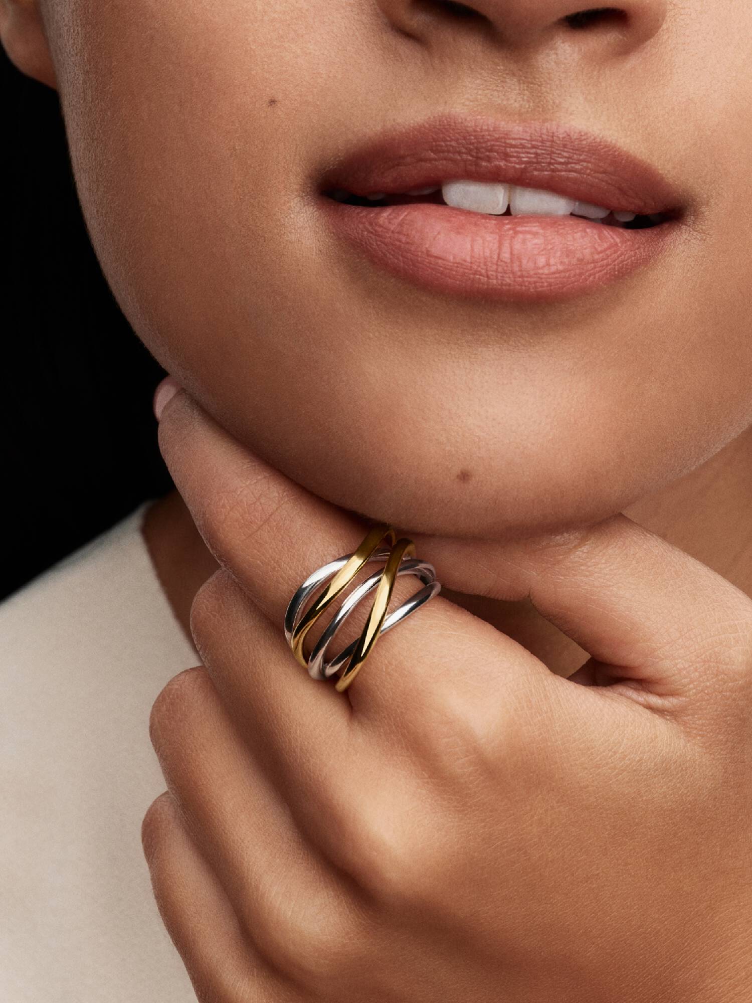 Anillo Bandas Entrelazadas Doble en Dos Tonos