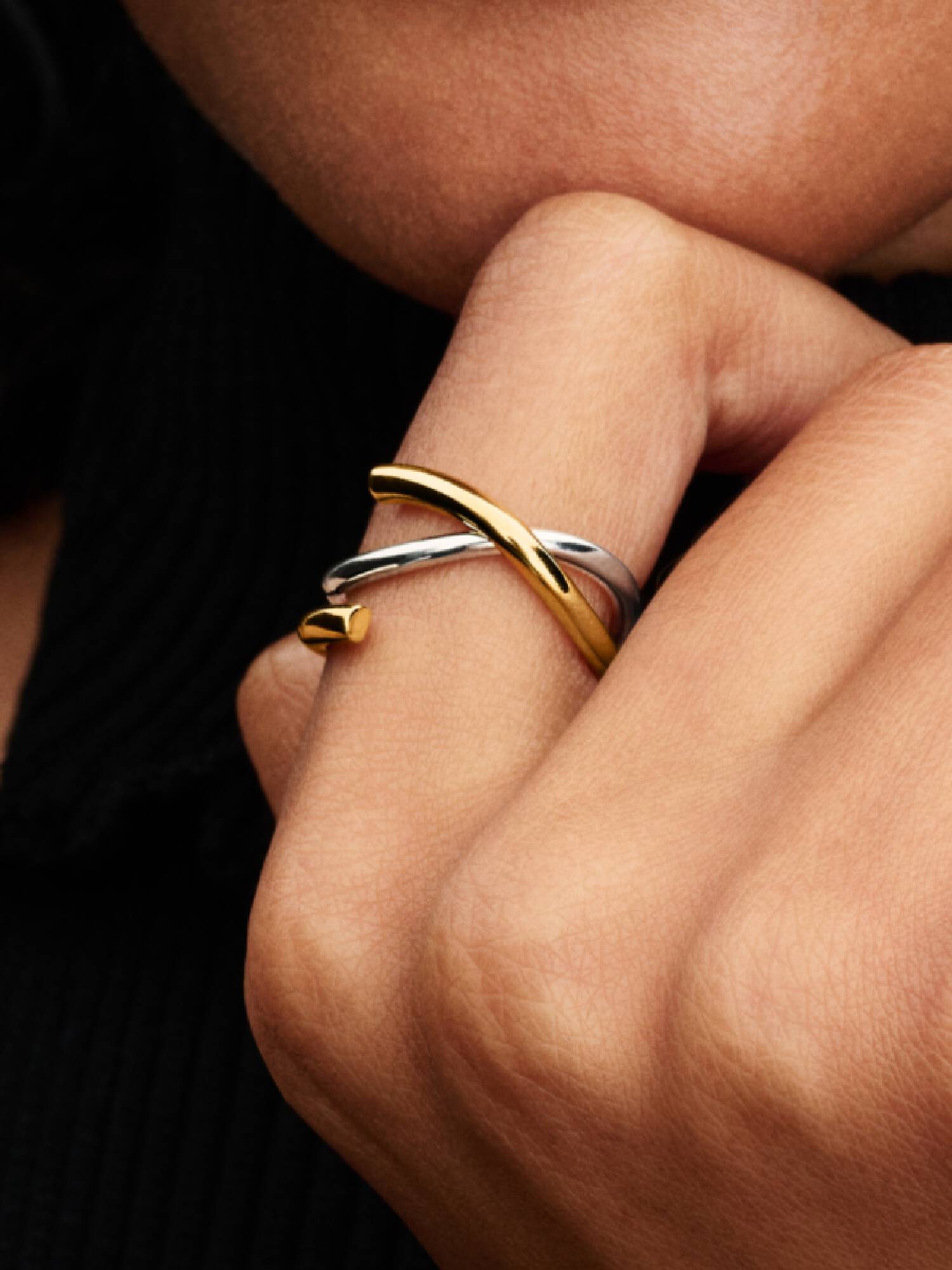 Anillo Forma Orgánica en Dos Tonos
