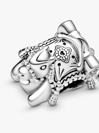 Charm Camello y Borlas